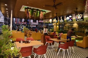 Outdoor dining - Hotel Sai Krishna (Shirdi)