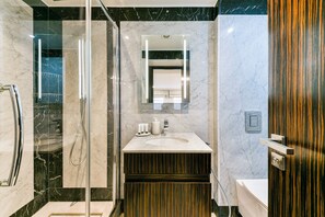 Separate bathtub and shower, hair dryer, towels, soap - Mayfair Boutique (London)