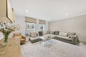 Appartement Deluxe | Coin séjour | Télévision à écran plat