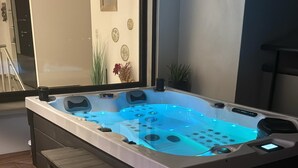 A hot tub with a control panel and a wooden deck. - Villa de prestige en Haute-Corse - Sea view & exceptional amenities (Penta-di-Casinca)