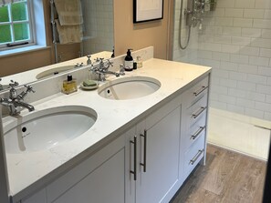 Shower - Riverside Cottage (Marlborough)