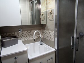 Hair dryer, towels, soap, toilet paper - House of Natalina (Scicli)