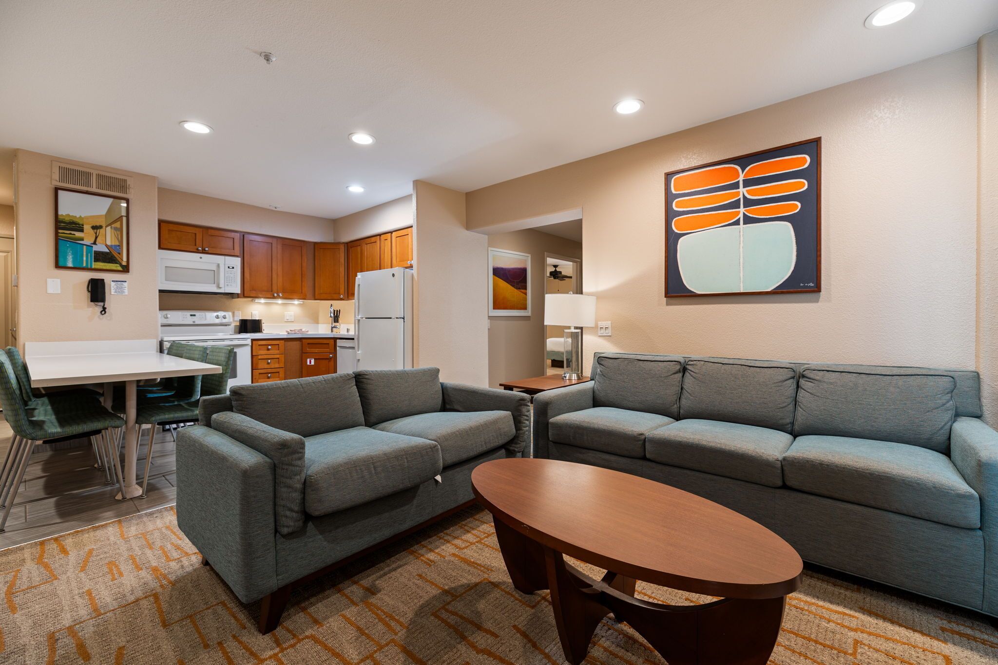 Fernseher, Kamin, Tischtennisplatte, Stereoanlage