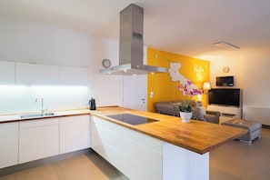 Een koelkast, een microgolfoven, een oven, een kookplaat
