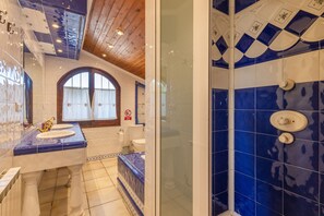 Regadera, secadora de cabello, toallas 