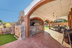 Outdoor dining - Casa Reina: Villa with Large Themed Pool and Water Slides (Castellnou de Bages)