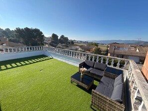 Property grounds - Casa Reina: Villa with Large Themed Pool and Water Slides (Castellnou de Bages)