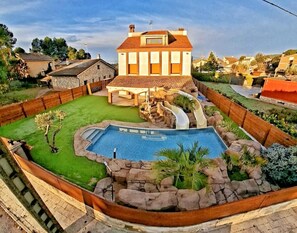 A house with a swimming pool, a patio, and a garden. - Casa Reina: Villa with Large Themed Pool and Water Slides (Castellnou de Bages)