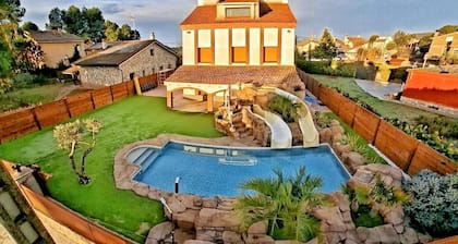 Casa Reina: Villa with Large Themed Pool and Water Slides