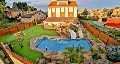 Casa Reina: Villa with Large Themed Pool and Water Slides