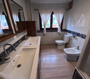 Dusj, hårføner og håndklær