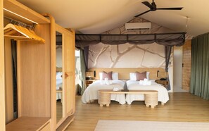 Suite de lujo, piscina privada, vistas al parque | Caja fuerte, escritorio, espacio para trabajar con un portátil