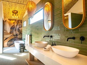 Bañera y ducha independientes y artículos de higiene personal gratuitos