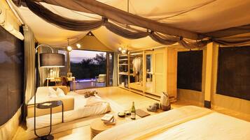 Suite Mewah, 1 Tempat Tidur King dengan tempat tidur Sofa, kolam renang pribadi, pemandangan taman | Seprai premium, minibar gratis, brankas, dan meja kerja