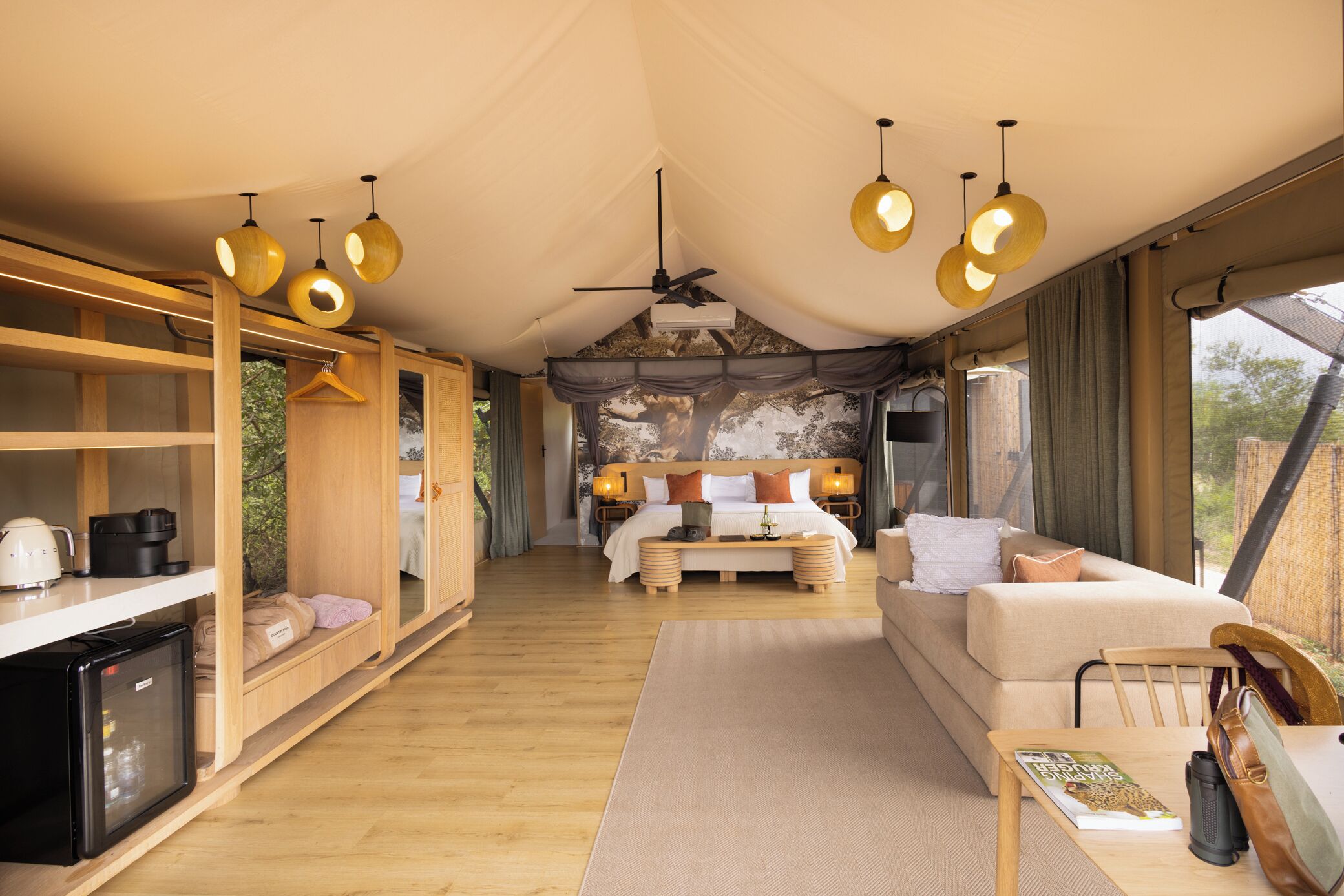 Luxe suite, 1 kingsize bed met slaapbank, privézwembad, uitzicht op park | Luxe beddengoed, een gratis minibar, een kluis op de kamer, een bureau