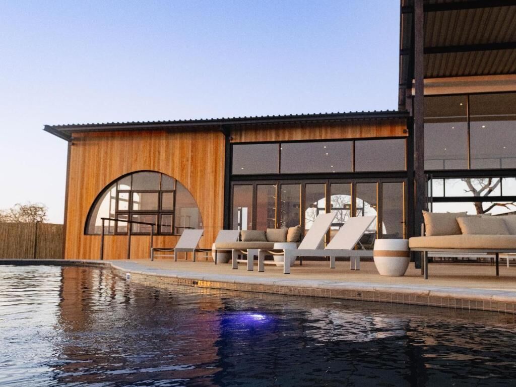 Piscine extérieure, parasols de plage, chaises longues