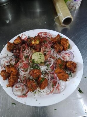 Food and drink - THE CLOVERS INN (Patna)
