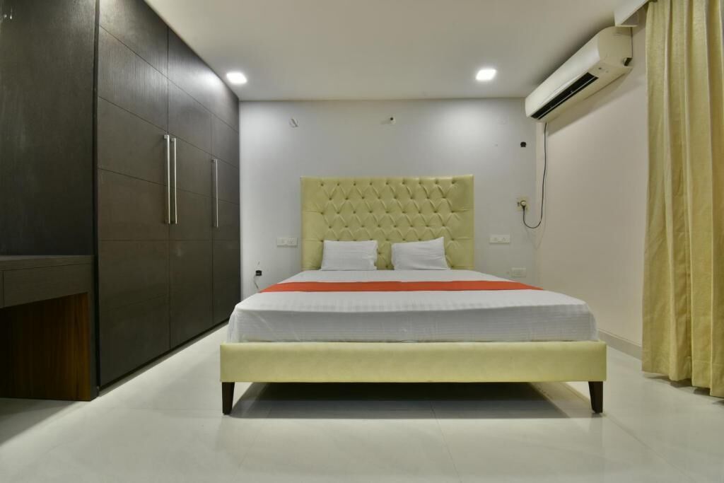 Un dormitorio con cama, armario y equipo de aire acondicionado.