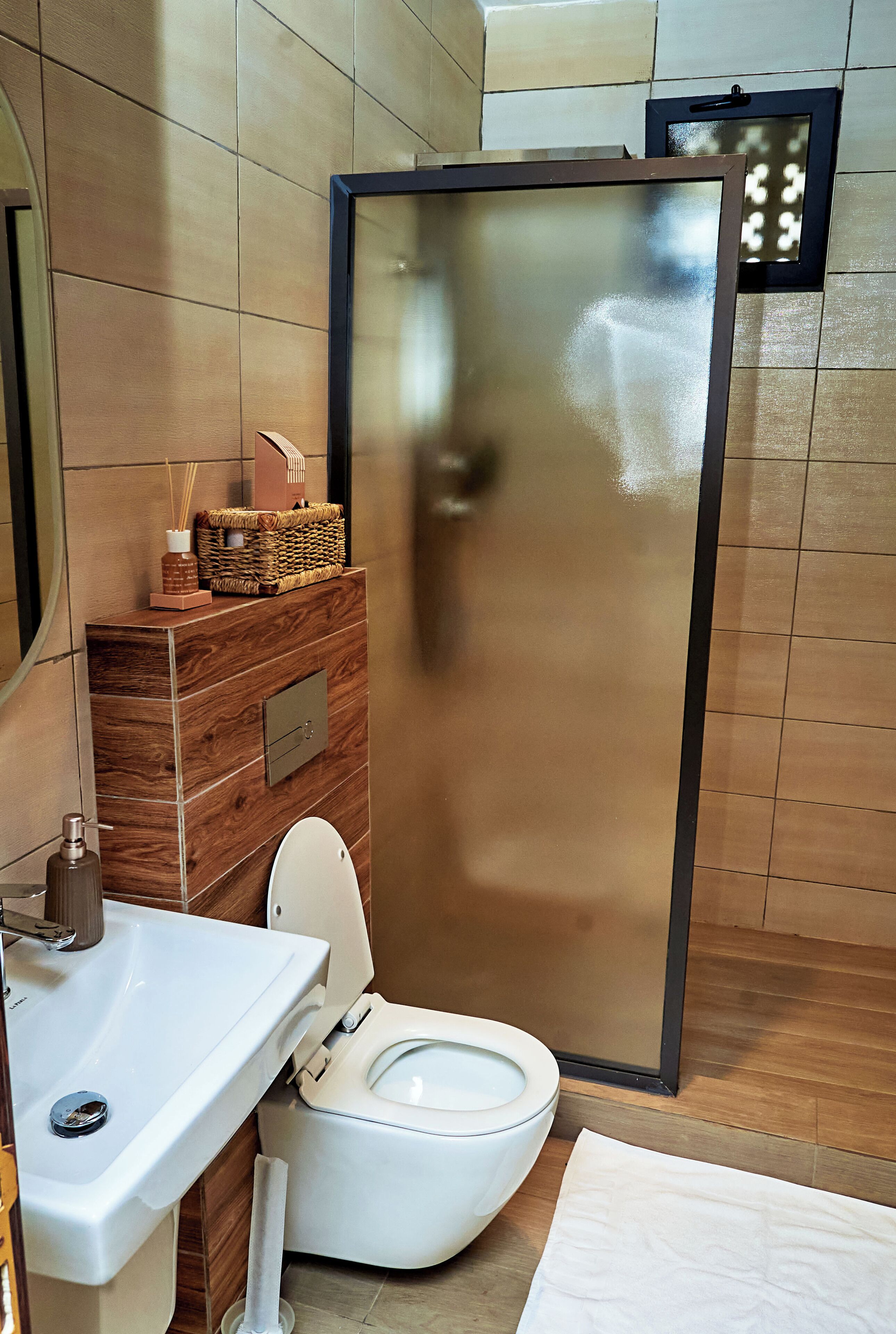 Douche, serviettes fournies, savon, papier toilette