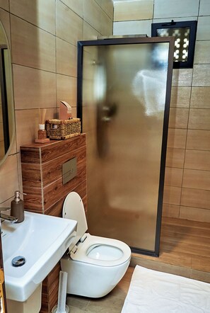 Douche, serviettes fournies, savon, papier toilette