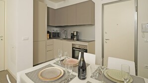 Een moderne keuken met een eethoek, gedekt voor een maaltijd.