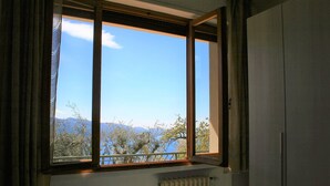 A room with a large window, a radiator, and a wardrobe. - Casa Anna 701 in Gardola (Tignale)