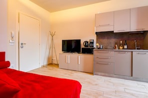 A compact room with a bed, kitchenette, and a door. - Casa Vino in Sal With 1 Bedrooms and 1 Bathrooms (Salò)