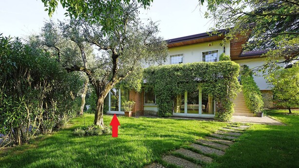 A house with a well-maintained garden, a fire hydrant, and a stone pathway leading to the entrance. - Casa Romantico Eden in Solarolo (Manerba del Garda)