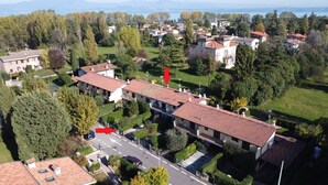 Vista aérea de una zona residencial con casas, una carretera y un gran parque verde.