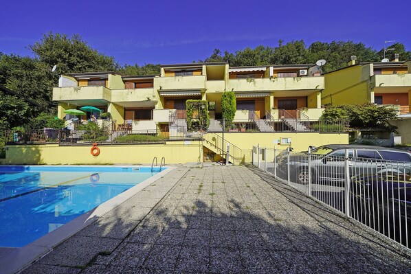 A residential building with a swimming pool, balconies, and a gated parking area. - Casa Geremia in Soiano del Lago (Soiano del Lago)