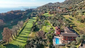 A coastal property with a swimming pool, terraced gardens, and a view of the sea. - Albatros B8 in Toscolano-maderno (Toscolano Maderno)