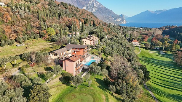 Un vaste domaine comprenant plusieurs bâtiments, une piscine et de vastes étendues de verdure.