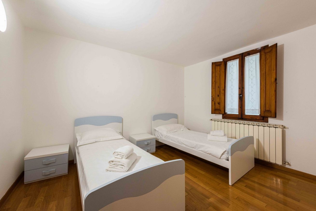 2 habitaciones y tabla de planchar con plancha 