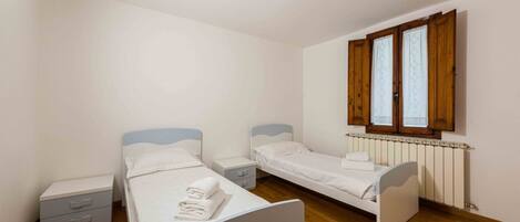 2 habitaciones y tabla de planchar con plancha