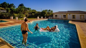 Pool - Holiday Home 'Jo's Place' with Shared Pool, Private Terrace and Wi-Fi (Carvoeiro)