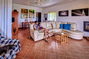 TV, fireplace - Holiday Home 'Jo's Place' with Shared Pool, Private Terrace and Wi-Fi (Carvoeiro)