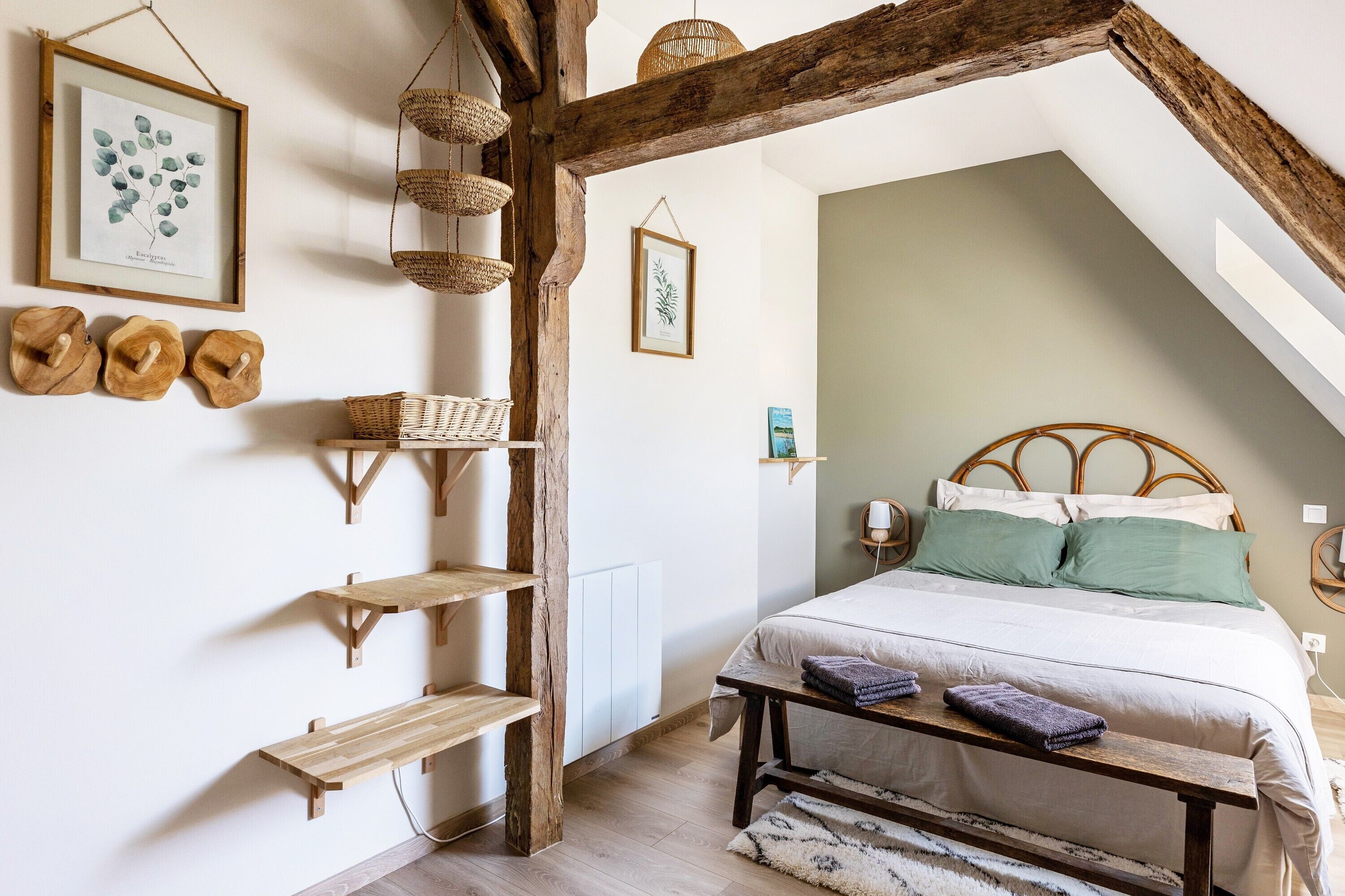 Tabla de planchar con plancha, wifi y ropa de cama 