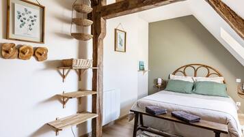 Tabla de planchar con plancha, wifi y ropa de cama