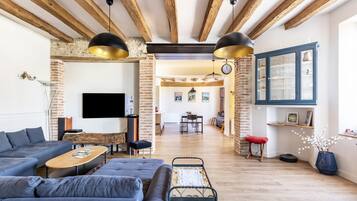 Televisie, een dvd-speler en een stereo