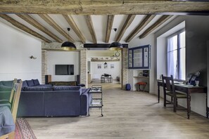 Télévision, lecteur de DVD, chaîne hi-fi