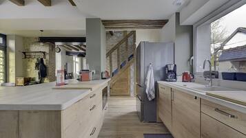 Frigorífico, microondas, horno y placa de cocina