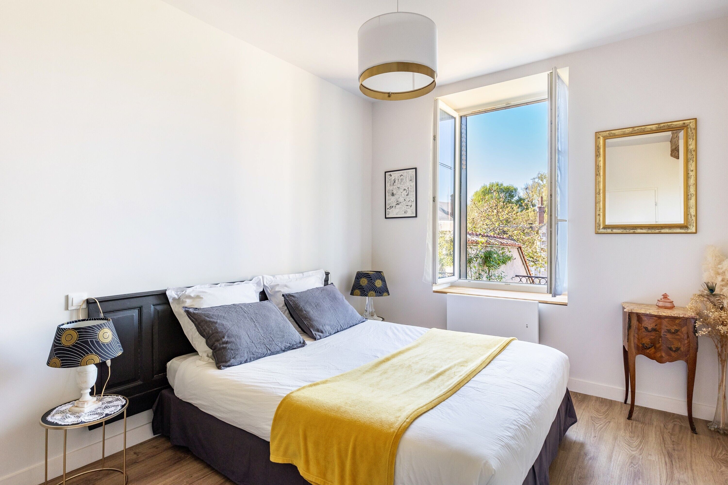 Een strijkplank/strijkijzer, wifi, beddengoed