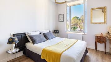 Een strijkplank/strijkijzer, wifi, beddengoed