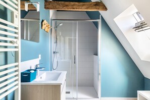 Shower, hair dryer, towels - Charming Cottage with Spa for 8–10 Guests, Near Loire Castles (Esvres)