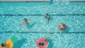 Une piscine à eau claire, dotée de séparateurs de couloirs.