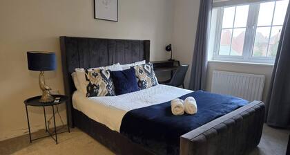 House - Sleeps 6 & Parking