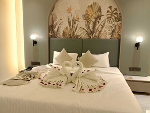 Super Deluxe Room | Desk, laptop workspace - Hotel Anan Palace (Abu Road)