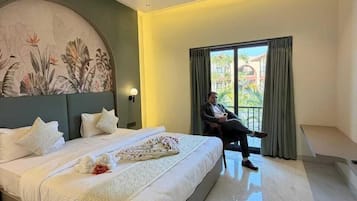 Premium Villa | Desk, laptop workspace