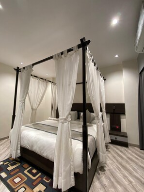 Desk, laptop workspace - Hotel Anan Palace (Abu Road)