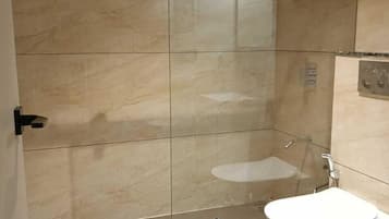 Super Deluxe Room | Bathroom | Shower, towels, soap, shampoo
